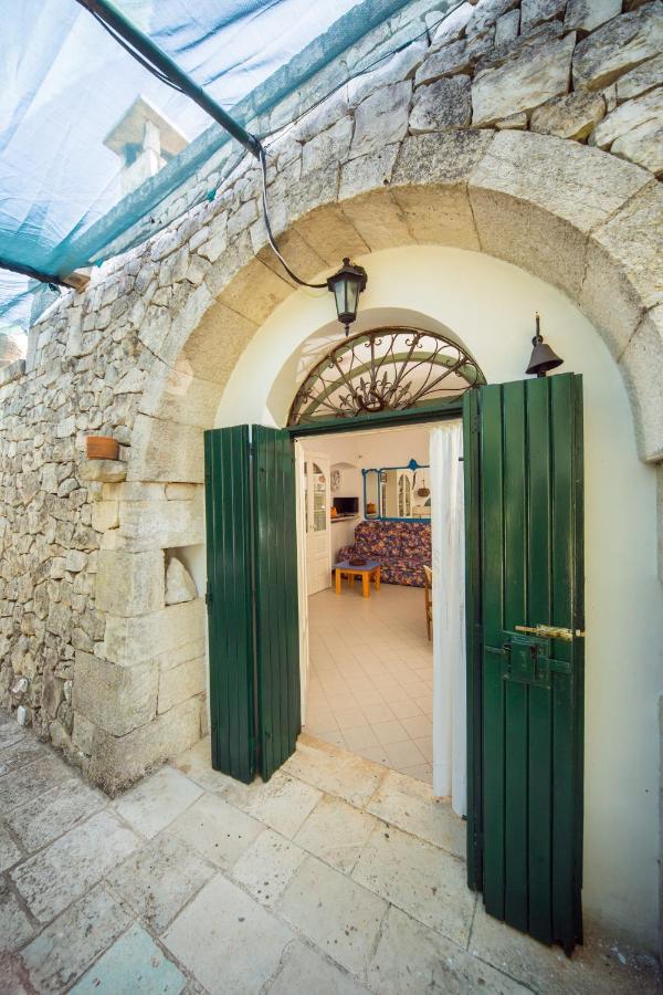 Trulli Girasoli E Viole Cocolicchio Exteriér fotografie
