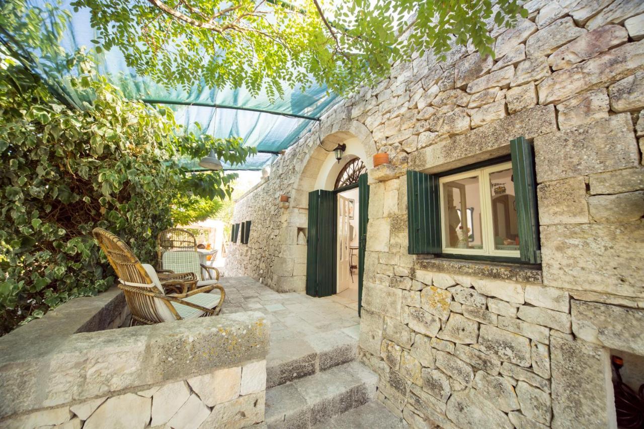 Trulli Girasoli E Viole Cocolicchio Exteriér fotografie